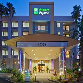 Holiday Inn Express Hotel & Suites