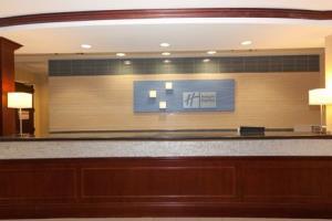 Holiday Inn Express Hotel & Suites