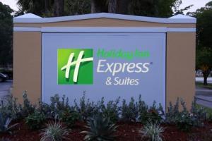 Holiday Inn Express Hotel & Suites