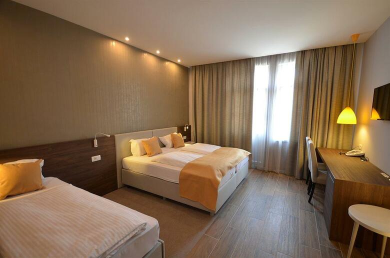 Emonec Hotel