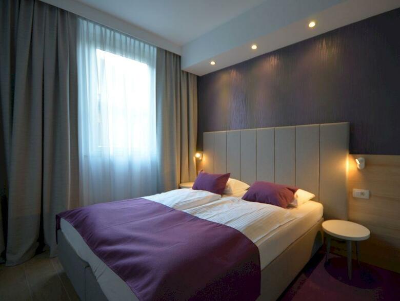 Emonec Hotel
