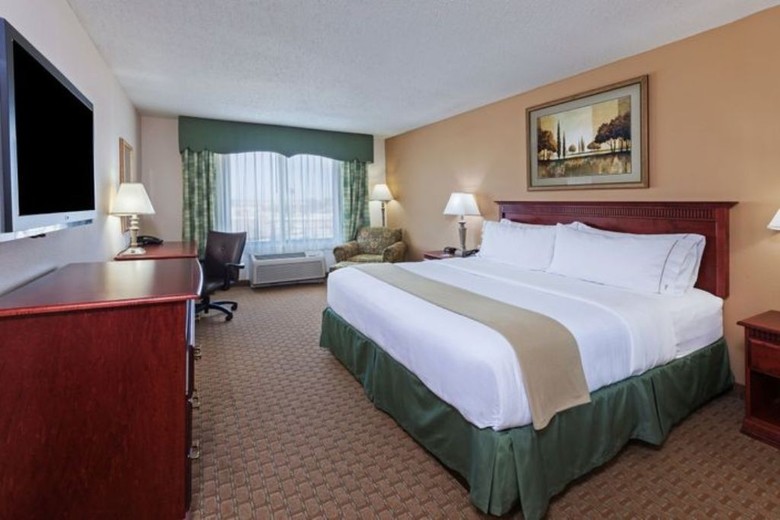 Holiday Inn Express Hotel & Suites Selma