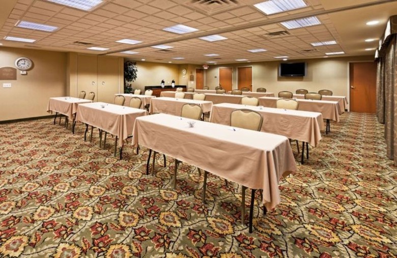 Holiday Inn Express Hotel & Suites Selma