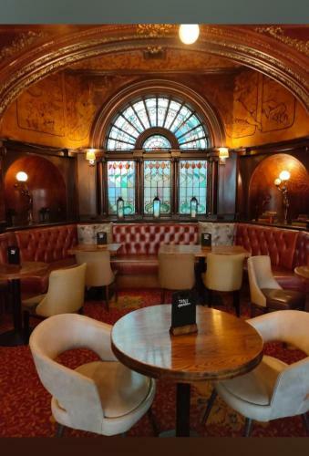 Hostal The Warrington Hotel