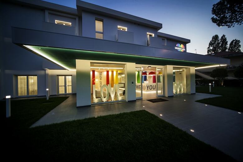 Hotel Love Boat