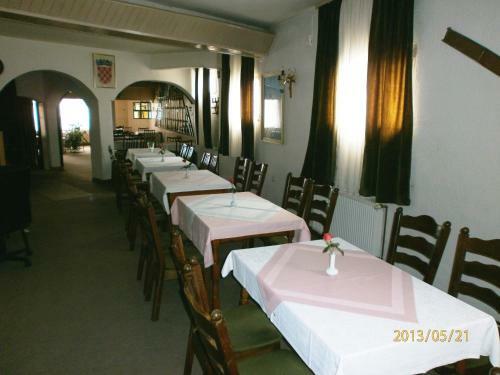 Hostal Rooms San