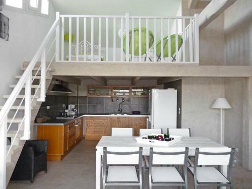 Apartment Font Mourier Cogolin