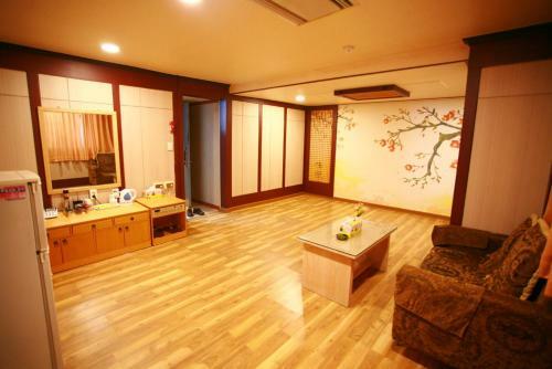 Gumi Metro Hotel