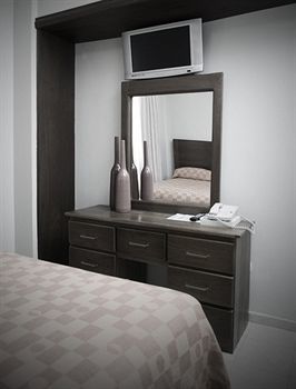 Hotel Century Plaza (.)