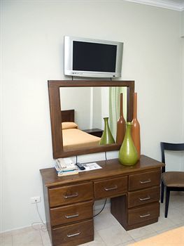 Hotel Century Plaza (.)