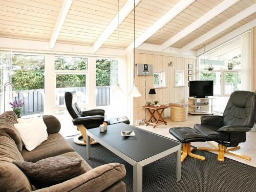 Three-bedroom Holiday Home In L�kken 52