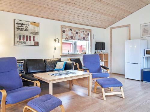 Two-bedroom Holiday Home In Gudhjem 1
