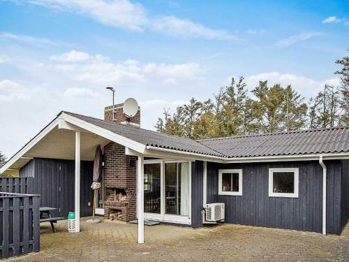 Three-bedroom Holiday Home In L�kken 11