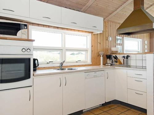 Three-bedroom Holiday Home In L�kken 18