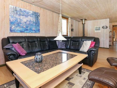 Three-bedroom Holiday Home In L�kken 41