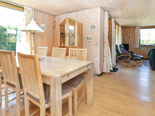 Three-bedroom Holiday Home In L�kken 41