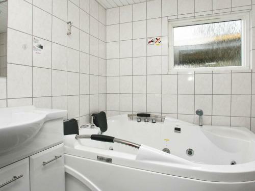 Four-bedroom Holiday Home In Fars� 3