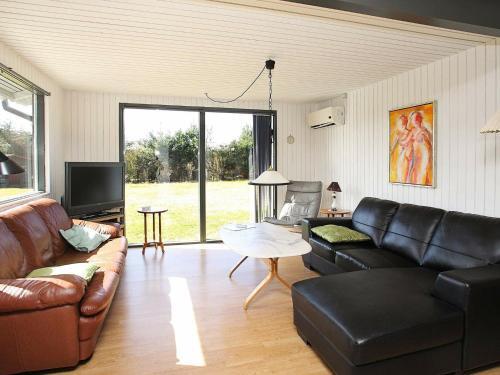 Four-bedroom Holiday Home In Fars� 3