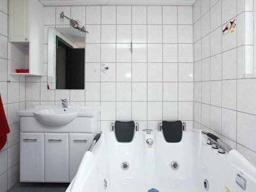 Four-bedroom Holiday Home In Fars� 3