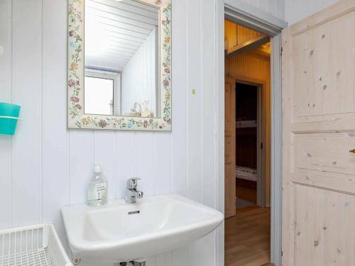 Three-bedroom Holiday Home In Roslev 4