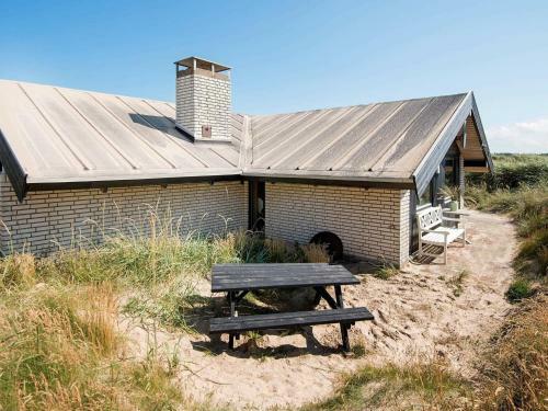 Three-bedroom Holiday Home In L�kken 70