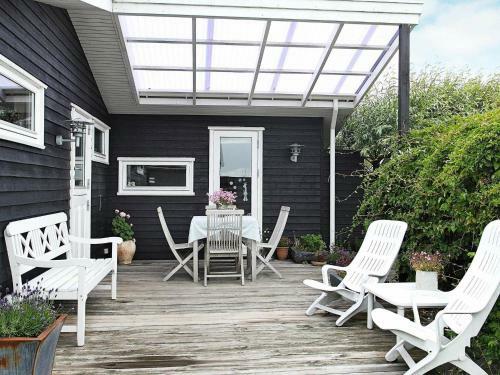 Three-bedroom Holiday Home In L�kken 77