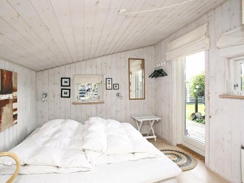 Three-bedroom Holiday Home In L�kken 77