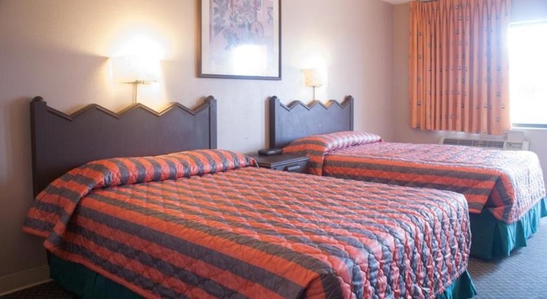 Hotel Goldstar Inn & Suites