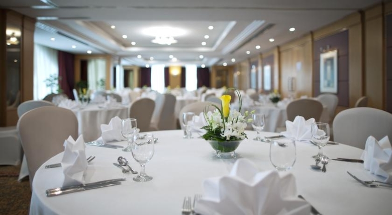 Hotel Al Maha Rotana Suites
