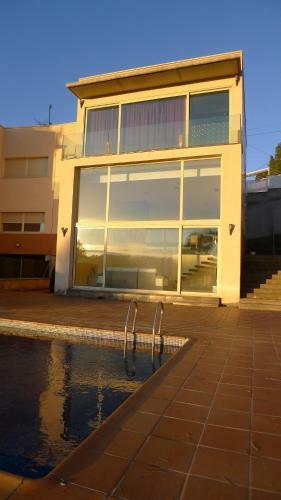 Gran Casa Con Piscina En Abrera