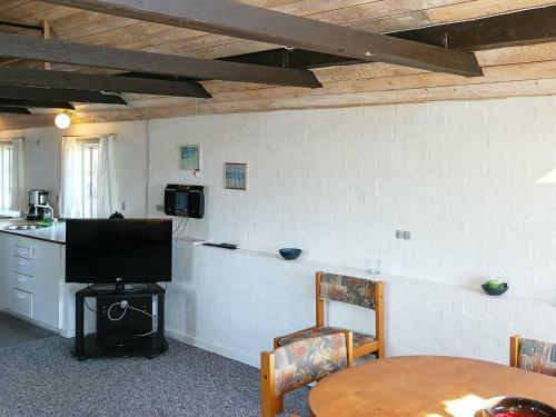 Two-bedroom Holiday Home In Vesl�s 1