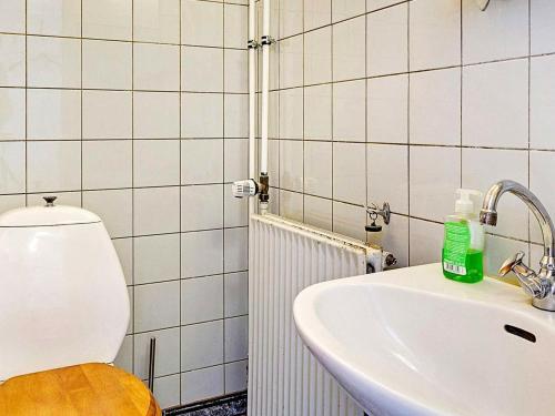 Two-bedroom Holiday Home In Svaneke 5