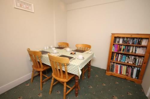 Hostal Inglestone House Guest House