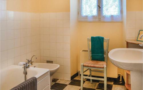 Two-bedroom Holiday Home Degagnac 0 04