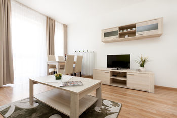 Corvin Plaza Apartments And Suites