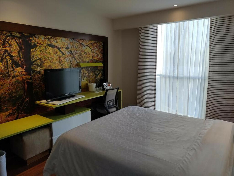 Holiday Inn Express Hotel & Suites At Wtc