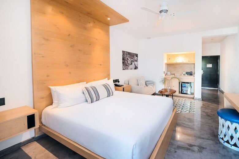 Bah�a Hotel & Beach Club