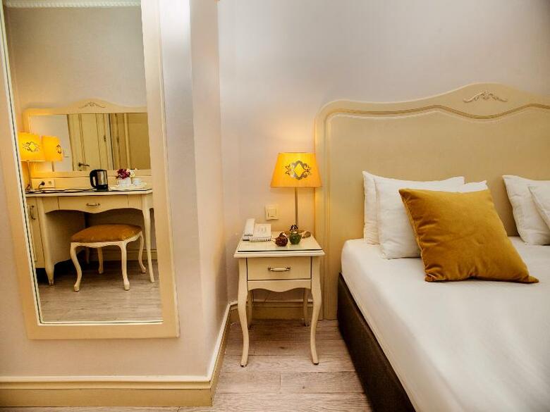 Raymond Hotel