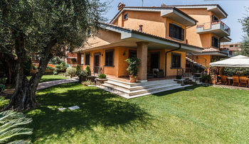Aurelia Garden Gold Bed & Breakfast