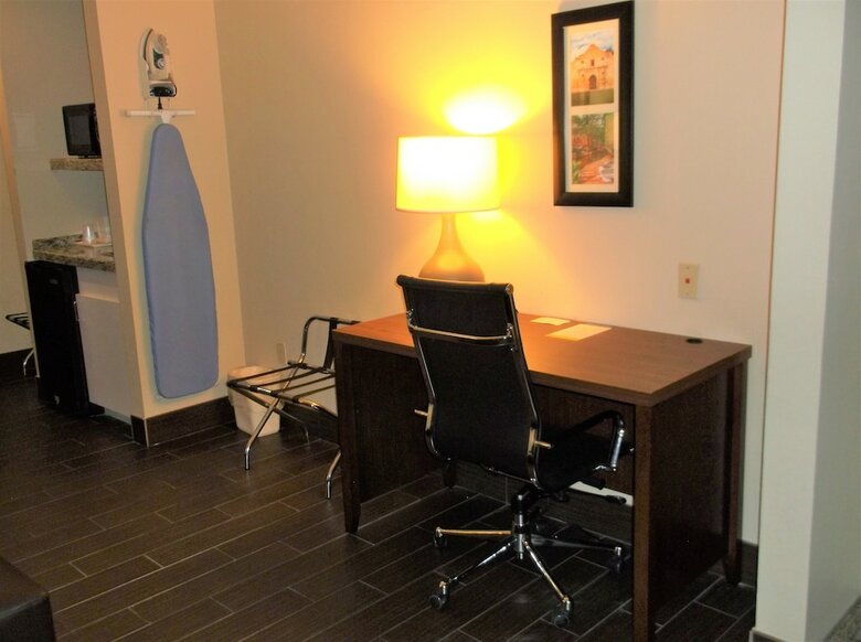 Hotel Comfort Inn & Suites (.)