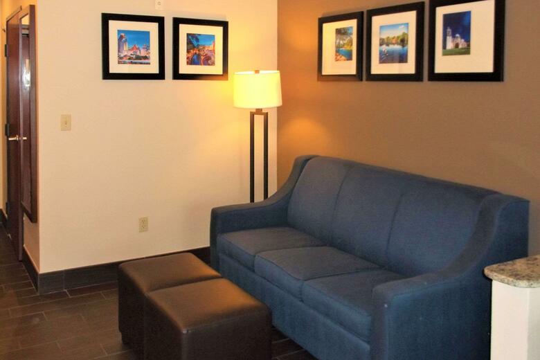 Hotel Comfort Inn & Suites (.)