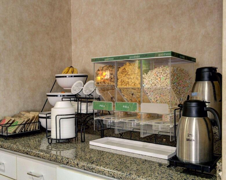 Hotel Comfort Inn & Suites (.)