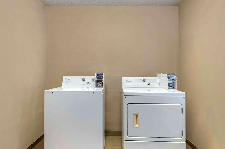 Hotel Comfort Inn & Suites (.)