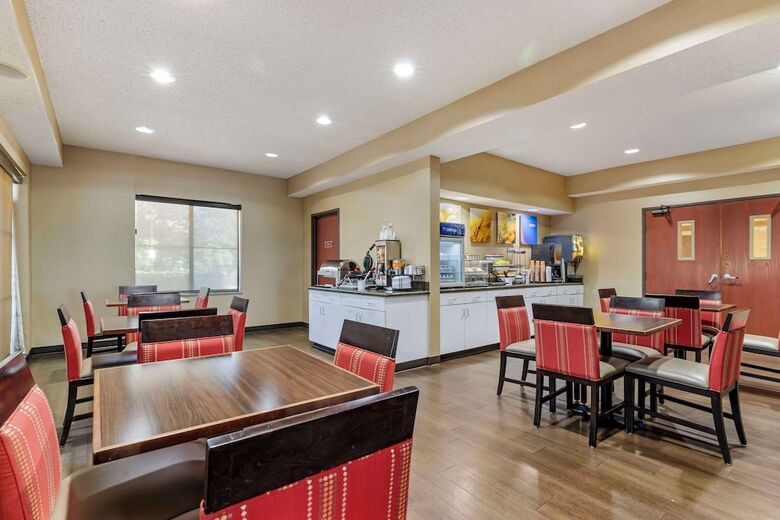 Hotel Comfort Inn & Suites (.)