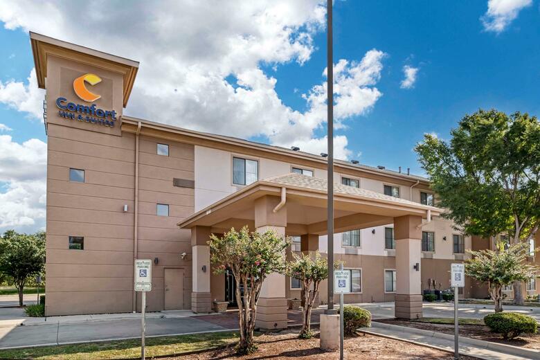 Hotel Comfort Inn & Suites (.)