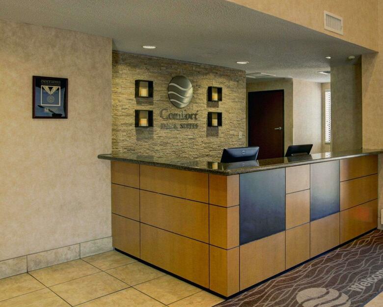 Hotel Comfort Inn & Suites (.)