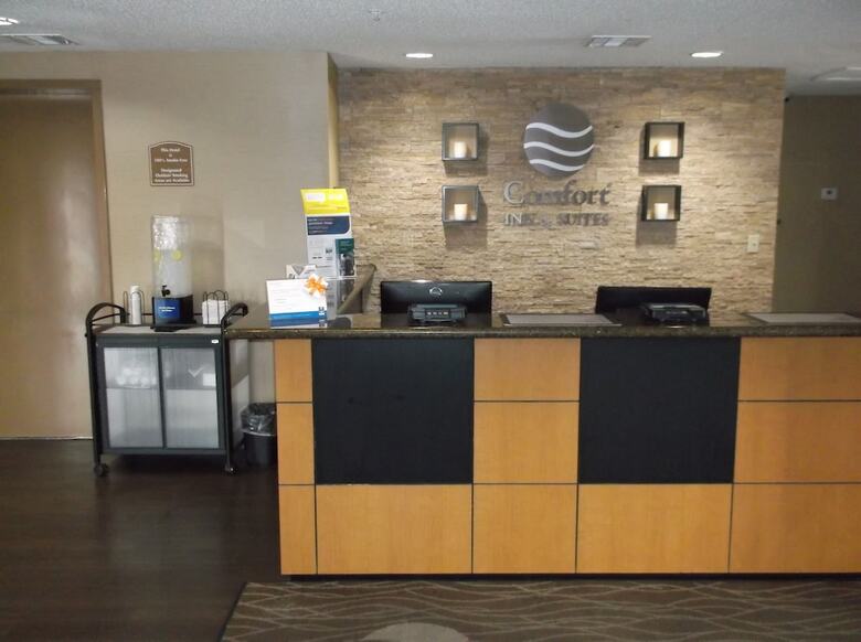 Hotel Comfort Inn & Suites (.)