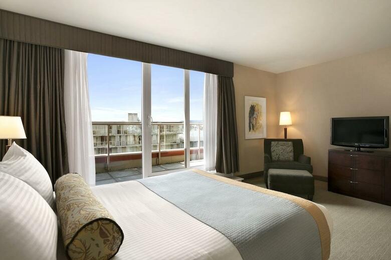 Coast Victoria Harbourside Hotel & Marina