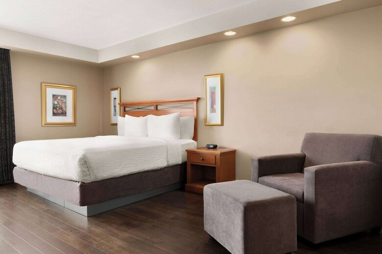 Hotel Executive Royal Inn North Calgary