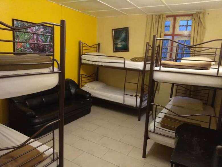 Hostal Eight Mentigi Guesthouse